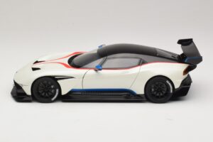 Aston Martin Vulcan Stratus White Mit Blauen und Roten Streifen AUTOart 1:18 70261 Komposit – Bild 4 von 8