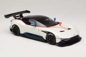 Aston Martin Vulcan Stratus White Mit Blauen und Roten Streifen AUTOart 1:18 70261 Komposit – Bild 6 von 8