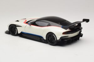 Aston Martin Vulcan Stratus White Mit Blauen und Roten Streifen AUTOart 1:18 70261 Komposit – Bild 7 von 8