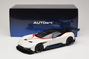 Aston Martin Vulcan Stratus White Mit Blauen und Roten Streifen AUTOart 1:18 70261 Komposit – Bild 8 von 8