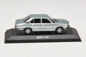 BMW 520 E12 Hellblau Metallic Maxichamps 1:43 940023002 Metall