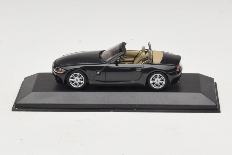 BMW Z4 E85 Schwarz Metallic Ersatzkarton Minichamps 1:43 80420144055-R1 Metall