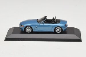 BMW Z4 E85 Hellblau Metallic Ersatzkarton Minichamps 1:43 BMW Z4 E85 Hellblau Metallic Ersatzkarton Minichamps 1:43 80420144054-R1 Metall