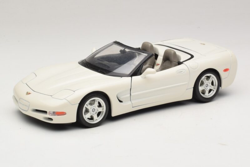 Chevrolet Corvette C5 Cabrio Weiss Bburago 1:18 3076-P1 Metall