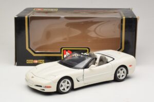 Chevrolet Corvette C5 Cabrio Weiss Bburago 1:18 3076-P1 Metall – Bild 8 von 8