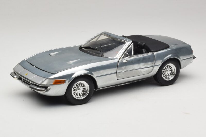 Ferrari 365 GTS Chrome Silver Hot Wheels 1:18 25738 Metall