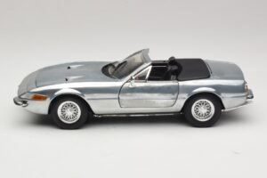 Ferrari 365 GTS Chrome Silver Hot Wheels 1:18 25738 Metall – Bild 4 von 8