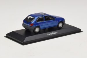 Ford Fiesta Mk4 Blau Metallic Maxichamps 1:43 940085061 Metall – Bild 2 von 5