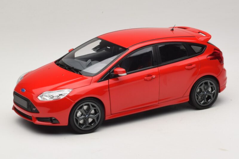 Ford Focus ST Mk2 Rot Minichamps 1:18 110082002 Metall