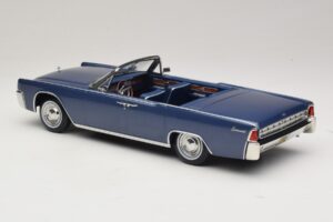 Lincoln Continental Convertible Blau Metallic The Lincoln Lawyer KK-Scale 1:18 KKDC181522 Metall – Bild 6 von 7