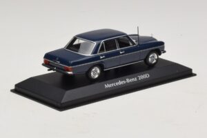 Mercedes 200D W115 Blau Maxichamps 1:43 940034000 Metall – Bild 2 von 5