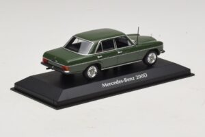 Mercedes 200D W115 Dunkelgrün Maxichamps 1:43 940034001 Metall – Bild 2 von 5