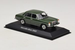 Mercedes 200D W115 Dunkelgrün Maxichamps 1:43 940034001 Metall – Bild 3 von 5