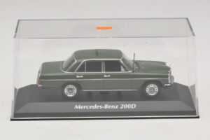 Mercedes 200D W115 Dunkelgrün Maxichamps 1:43 940034001 Metall – Bild 4 von 5