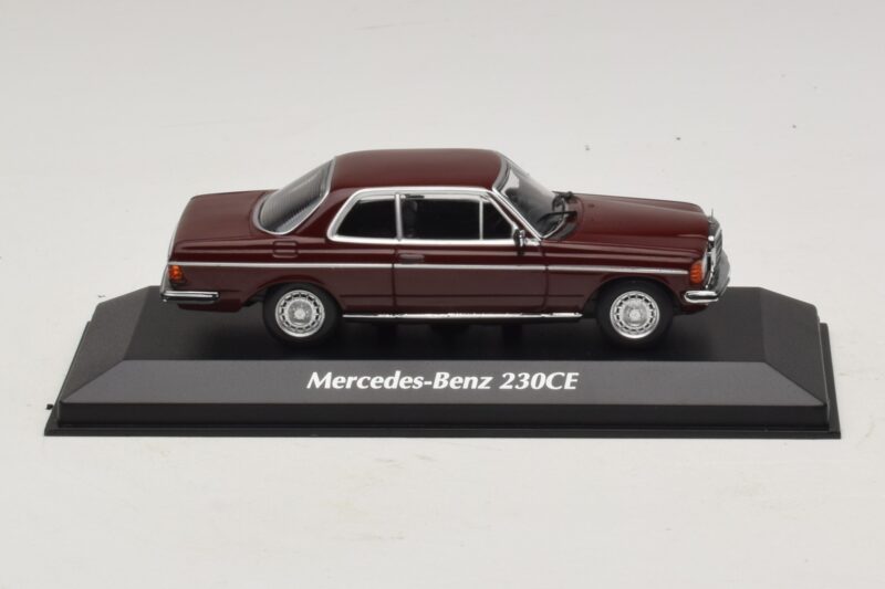 Mercedes 230 CE C123 Rot Maxichamps 1:43 940032221 Metall
