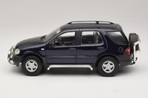 Mercedes ML320 W163 Blau Maisto 1:18 31847 Metall – Bild 4 von 8