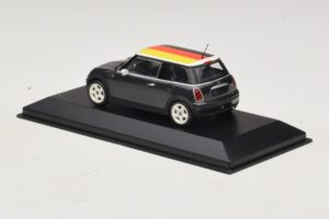 Mini Cooper One R50 Grün Mit Deutscher Flagge Minichamps 1:43 MINI033 Metall – Bild 3 von 5