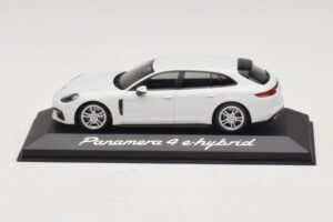 Porsche Panamera 971 4 E-Hybrid Weiss Minichamps 1:43 WAP0207620H Metall