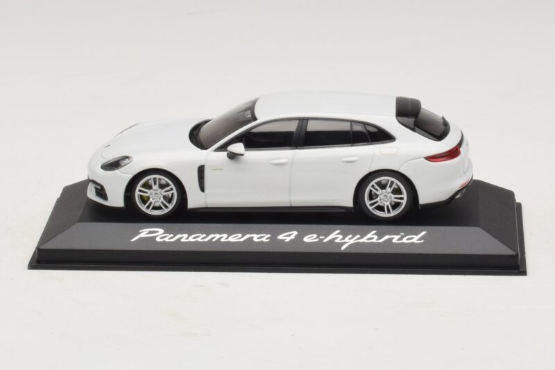 Porsche Panamera 971 4 E-Hybrid Weiss Minichamps 1:43 WAP0207620H Metall