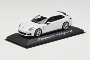Porsche Panamera 971 4 E-Hybrid Weiss Minichamps 1:43 WAP0207620H Metall – Bild 2 von 5