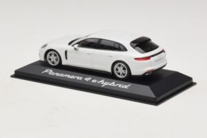 Porsche Panamera 971 4 E-Hybrid Weiss Minichamps 1:43 WAP0207620H Metall – Bild 3 von 5