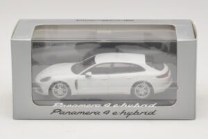 Porsche Panamera 971 4 E-Hybrid Weiss Minichamps 1:43 WAP0207620H Metall – Bild 5 von 5