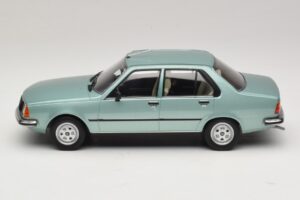 Renault 18 Hellgrün MCG 1:18 MCG18596 Metall – Bild 3 von 6