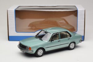 Renault 18 Hellgrün MCG 1:18 MCG18596 Metall – Bild 6 von 6