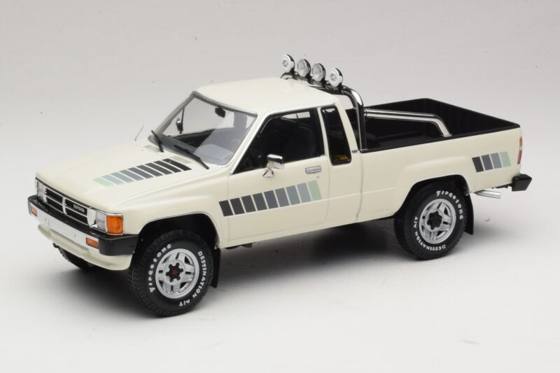 Toyota Hilux N50 Xtra Cab 4x4 Weiss KK-Scale 1:18 KKDC181564 Metall
