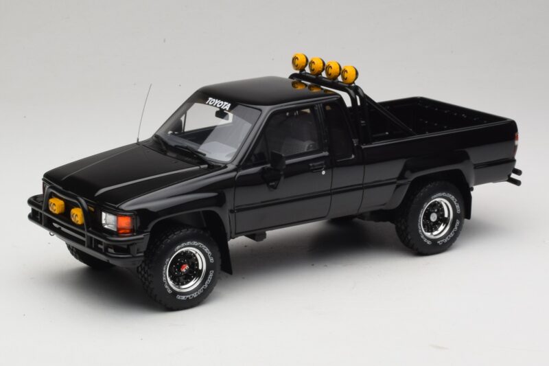 Toyota Hilux N60 SR5 Back to the Future II Hochglanz Schwarz Otto 1:18 OT481 Resin