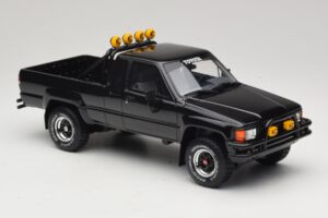 Toyota Hilux N60 SR5 Back to the Future II Hochglanz Schwarz Otto 1:18 OT481 Resin – Bild 4 von 6
