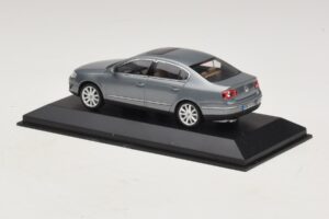 Volkswagen Passat B6 Grau Metallic Minichamps 1:43 PASSAT006 Metall – Bild 3 von 5