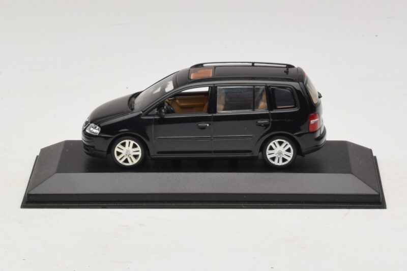 Volkswagen Touran 1T Schwarz Minichamps 1:43 TOURAN005 Metall