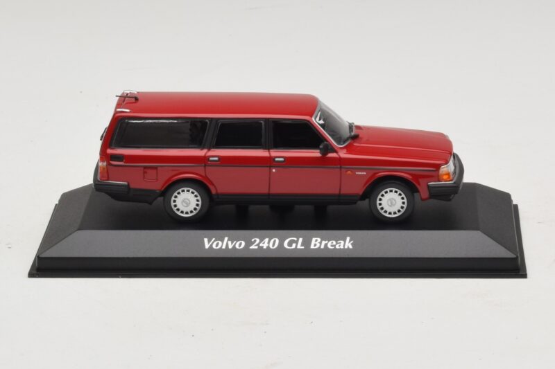 Volvo 240 GL Kombi Rot Maxichamps 1:43 Volvo 240 GL Kombi Rot Maxichamps 1:43 940171410 Metall