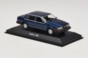 Volvo 740 Dark Blue Metallic Maxichamps 1:43 940171701 Metall – Bild 3 von 5